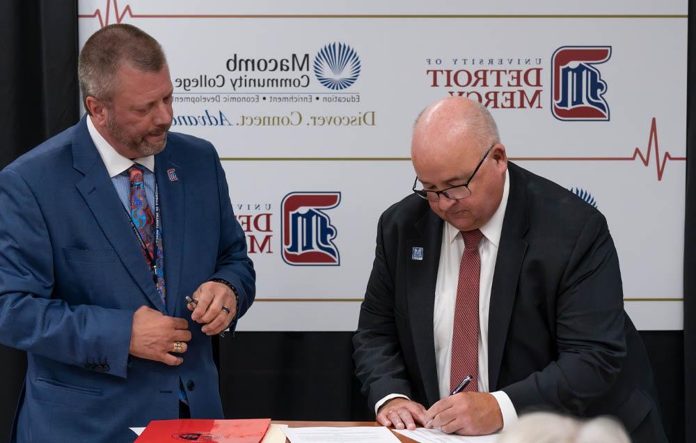The signing of the agreement between Macomb 社区 大学 and University of Detroit Mercy brings a BSN completion program headquartered at the college's Center Campus in Clinton Township..